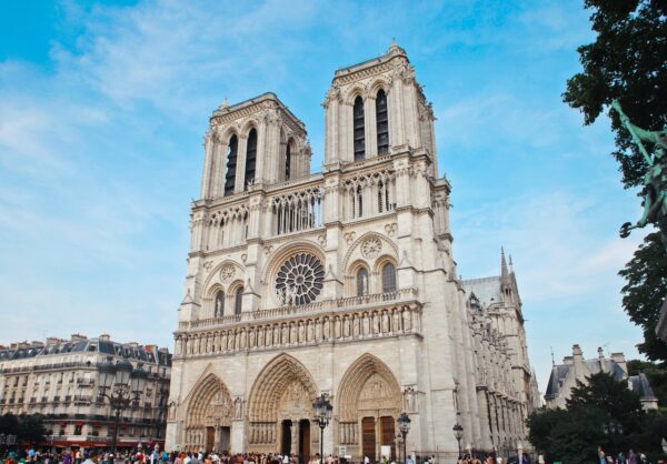 Catedrala Notre Dame: O capodoperă arhitecturală și artistică