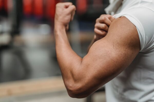Triceps: cum să îți lucrezi și să îți crești mușchii brațului inferior
